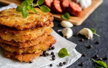 tortitas de plátano macho rellenas de frijoles refritos receta