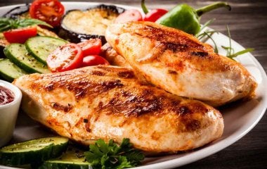 Pechugas de pollo en plato con ensalada