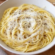 Sencillísima pasta cacio e pepe, la receta italiana con solo 3 ingredientes