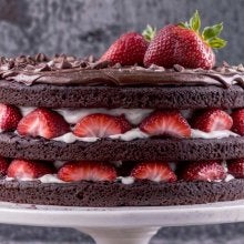 Exquisito pastel de chocolate con fresas, un clásico para San Valentín