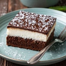 Pastel de chocolate con mousse de coco, un postre único lleno de sabor y texturas