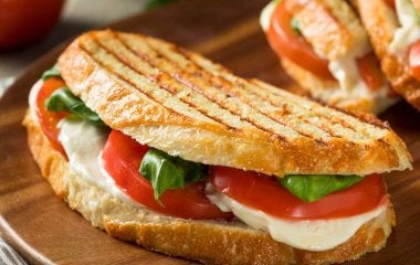 Sencillo sándwich caprese para el desayuno 